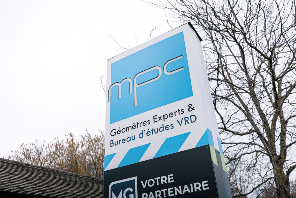 Enseigne de MPC Géomètres Experts & bureau d'études VRD