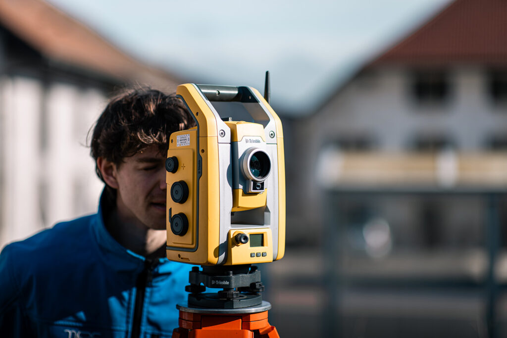 Employé de MPC géomètres avec une station totale