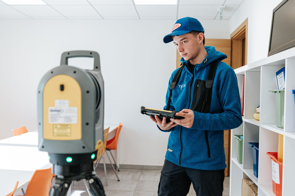 Employé de MPC géomètres qui mesure avec une station totale